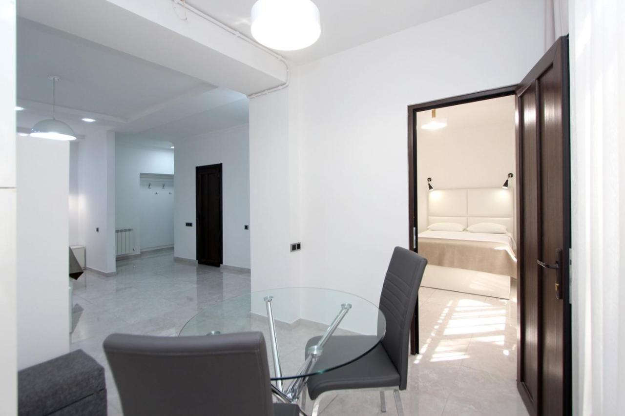 יירבאן Appartment Lux, 2 Bedroom מראה חיצוני תמונה